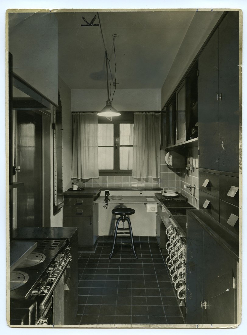 Frankfurter Küche – Overall view, 1927. Courtesy by  Universität für angewandte Kunst, Wien,  © Kunstsammlung und Archiv