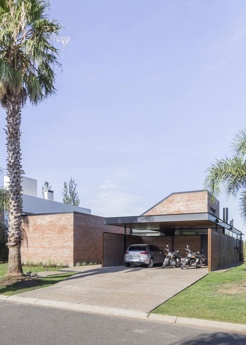 Garage. House in San Marino, Funes Hills by Mariel Suárez. Photograph by Ramiro Sosa