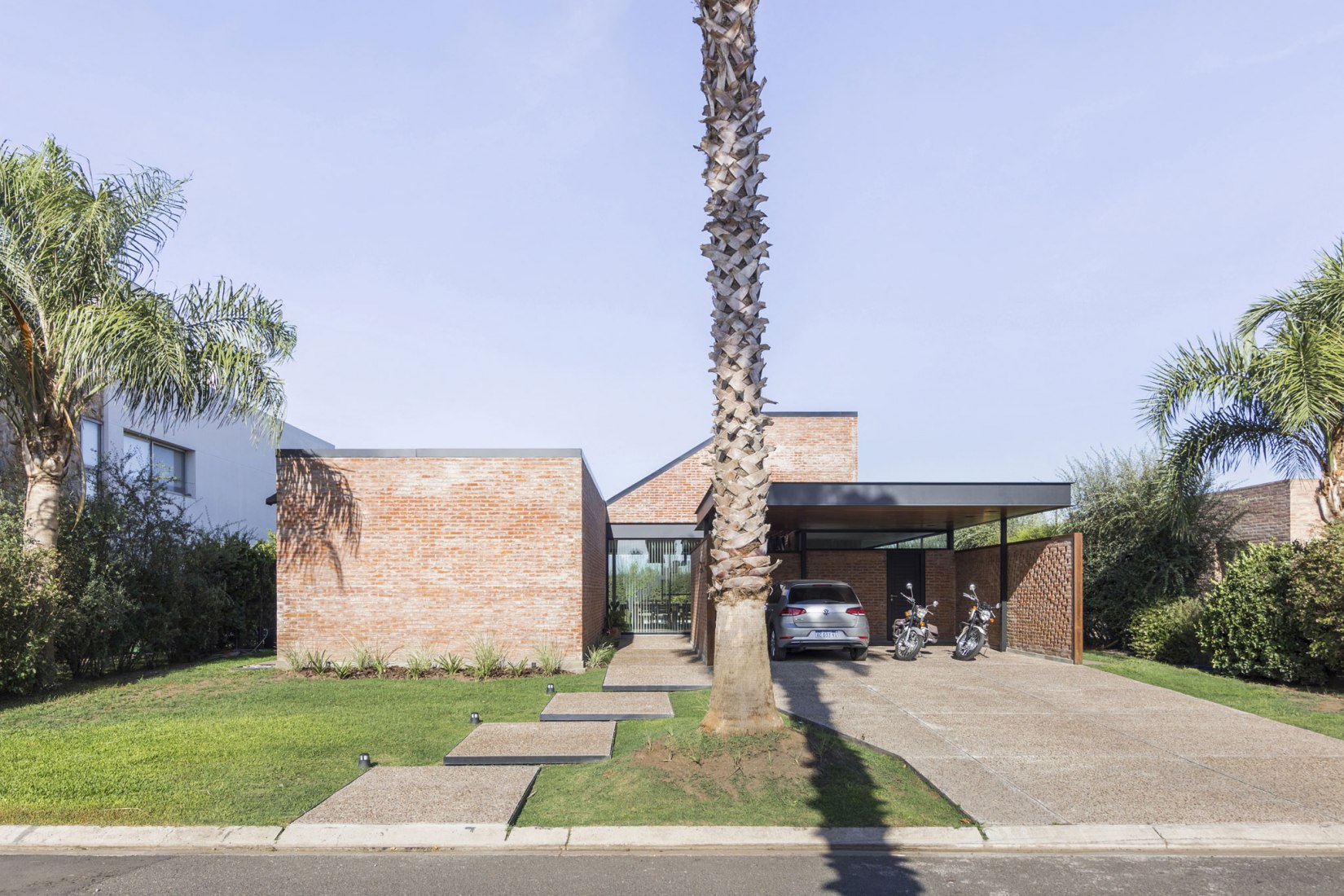 Main facade. House in San Marino, Funes Hills by Mariel Suárez. Photograph by Ramiro Sosa