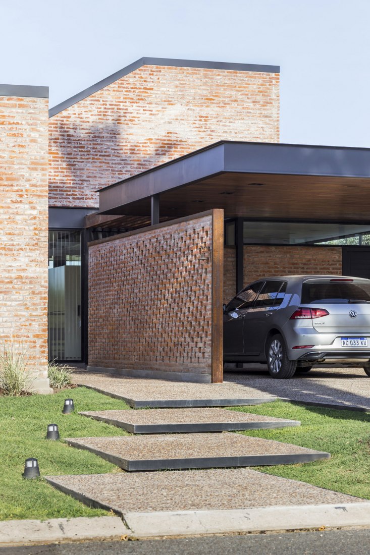Access. House in San Marino, Funes Hills by Mariel Suárez. Photograph by Ramiro Sosa