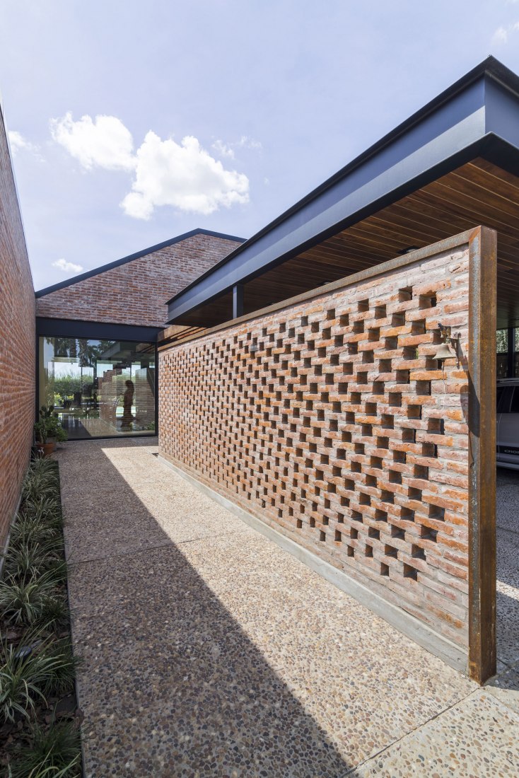 Access. House in San Marino, Funes Hills by Mariel Suárez. Photograph by Ramiro Sosa