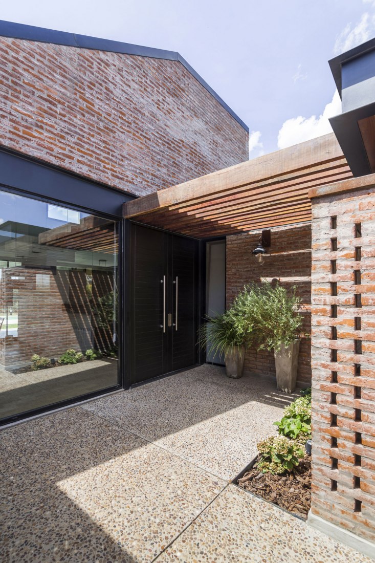 Access. House in San Marino, Funes Hills by Mariel Suárez. Photograph by Ramiro Sosa