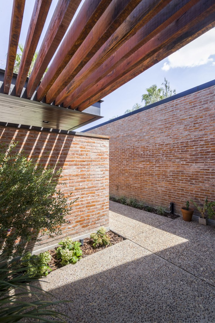 Access. House in San Marino, Funes Hills by Mariel Suárez. Photograph by Ramiro Sosa