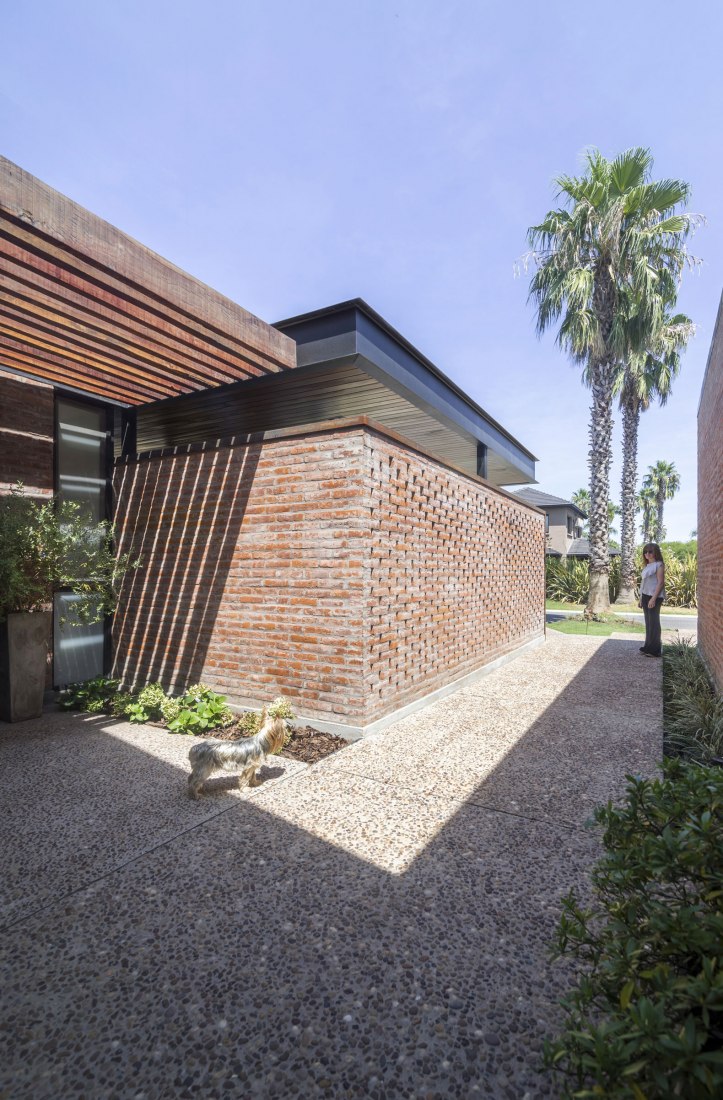 Access. House in San Marino, Funes Hills by Mariel Suárez. Photograph by Ramiro Sosa
