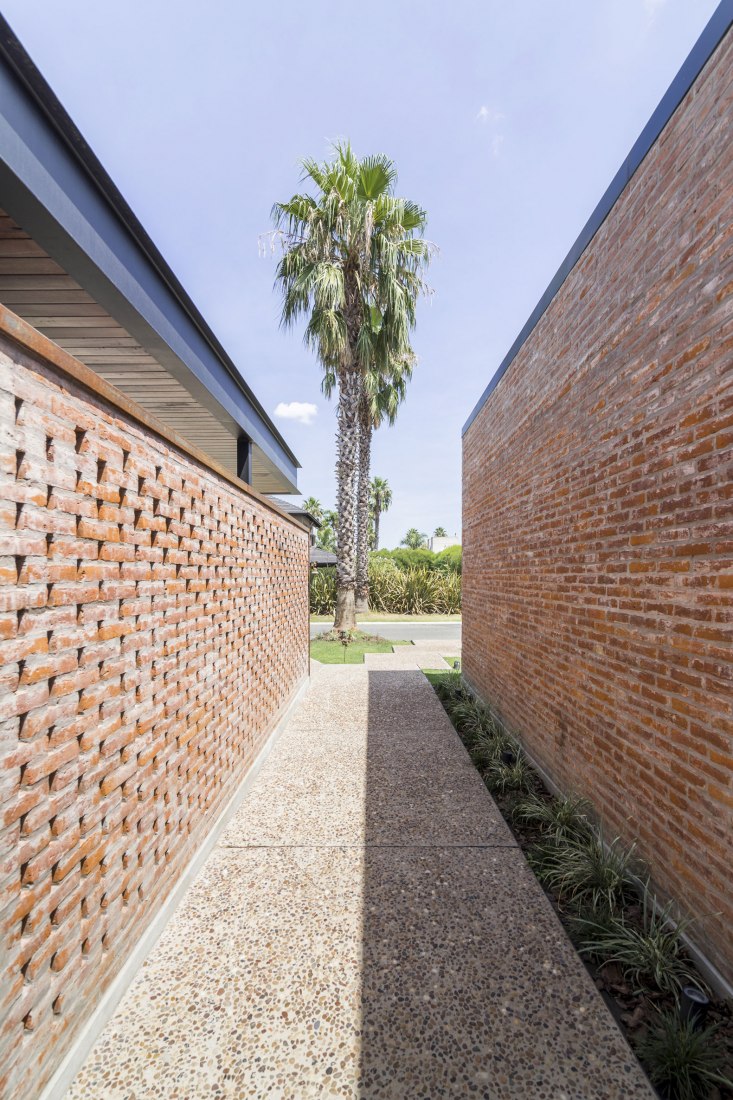 Access. House in San Marino, Funes Hills by Mariel Suárez. Photograph by Ramiro Sosa