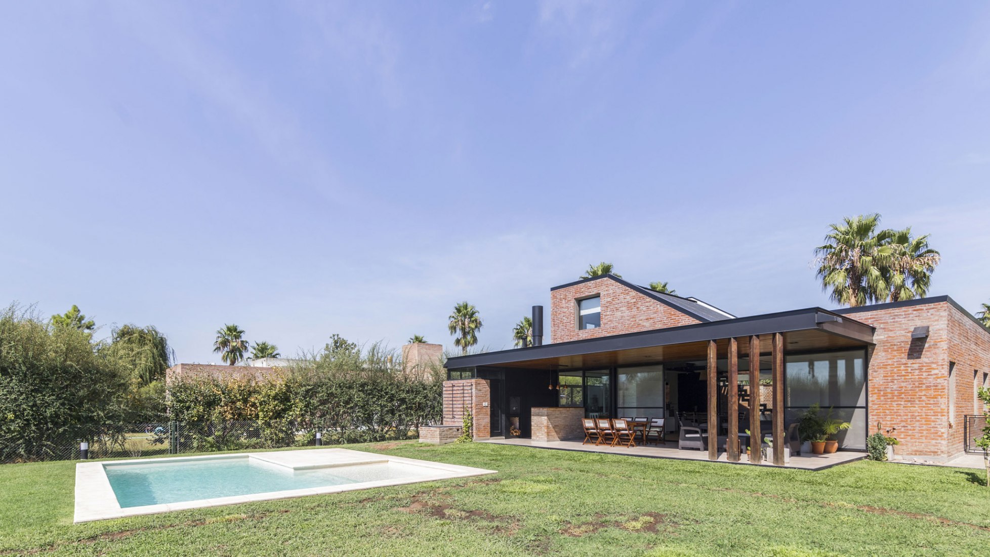 Yard. House in San Marino, Funes Hills by Mariel Suárez. Photograph by Ramiro Sosa