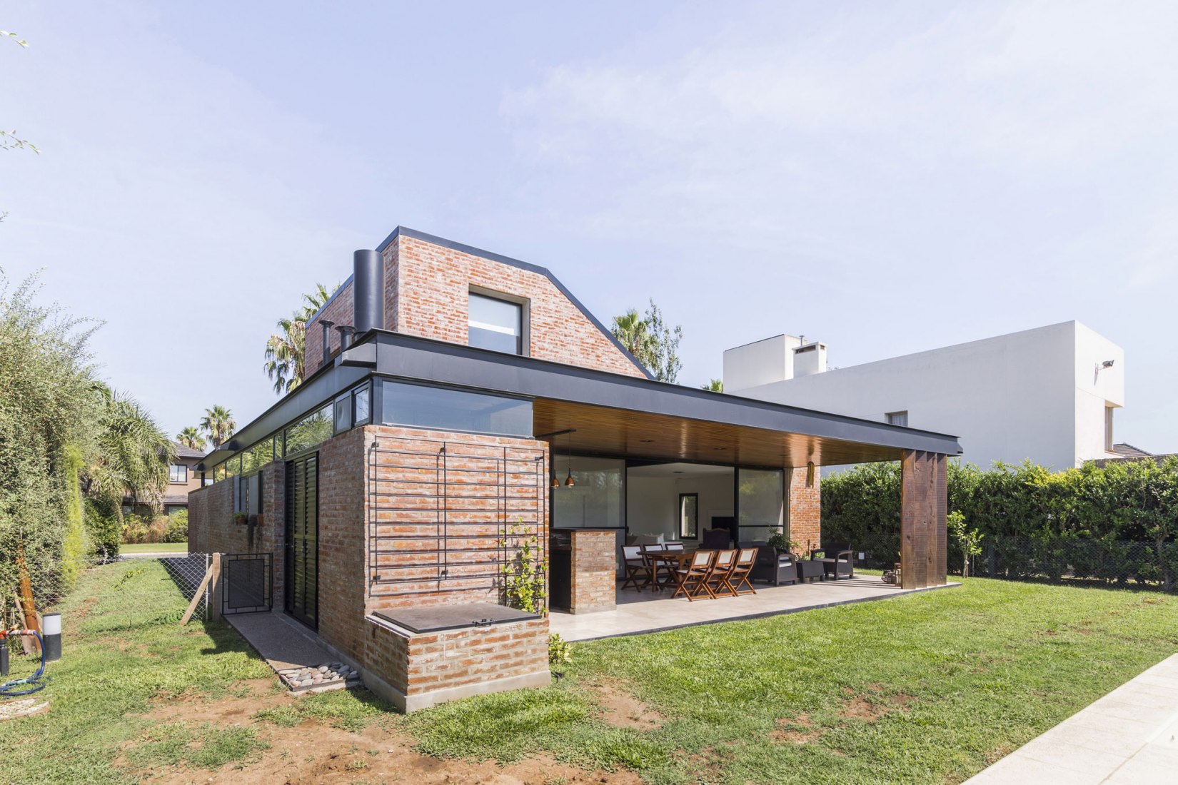 Rear facade. House in San Marino, Funes Hills by Mariel Suárez. Photograph by Ramiro Sosa