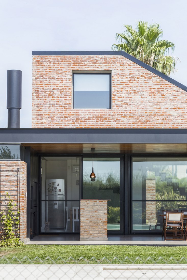 Rear facade. House in San Marino, Funes Hills by Mariel Suárez. Photograph by Ramiro Sosa