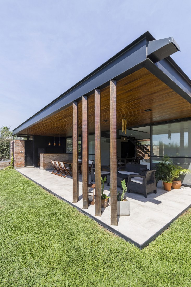 Porch. House in San Marino, Funes Hills by Mariel Suárez. Photograph by Ramiro Sosa
