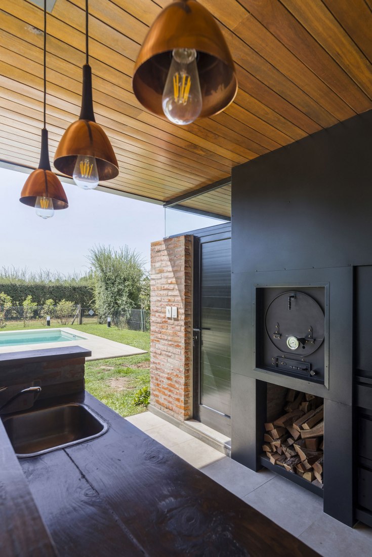 Porch. House in San Marino, Funes Hills by Mariel Suárez. Photograph by Ramiro Sosa