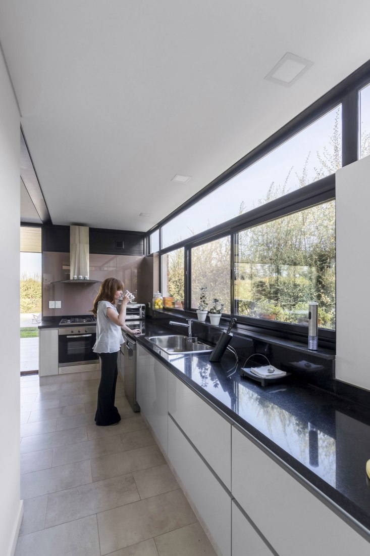 Kitchen. House in San Marino, Funes Hills by Mariel Suárez. Photograph by Ramiro Sosa