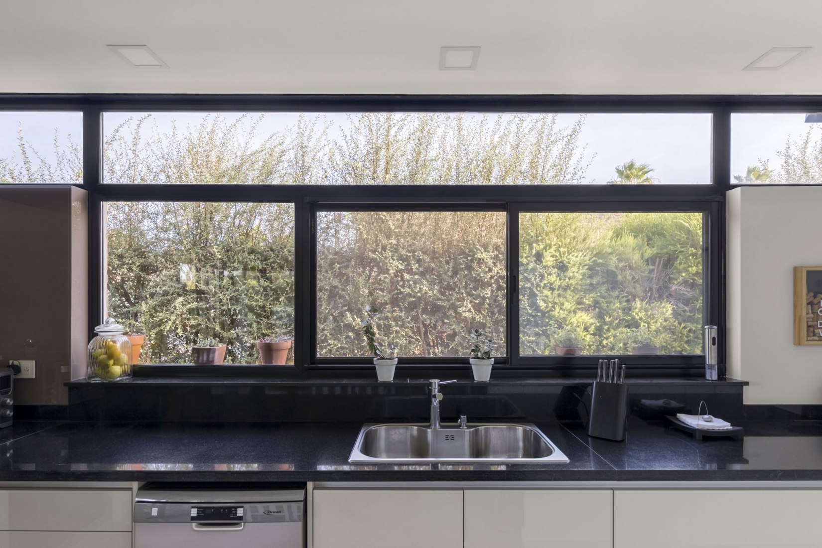 Kitchen. House in San Marino, Funes Hills by Mariel Suárez. Photograph by Ramiro Sosa
