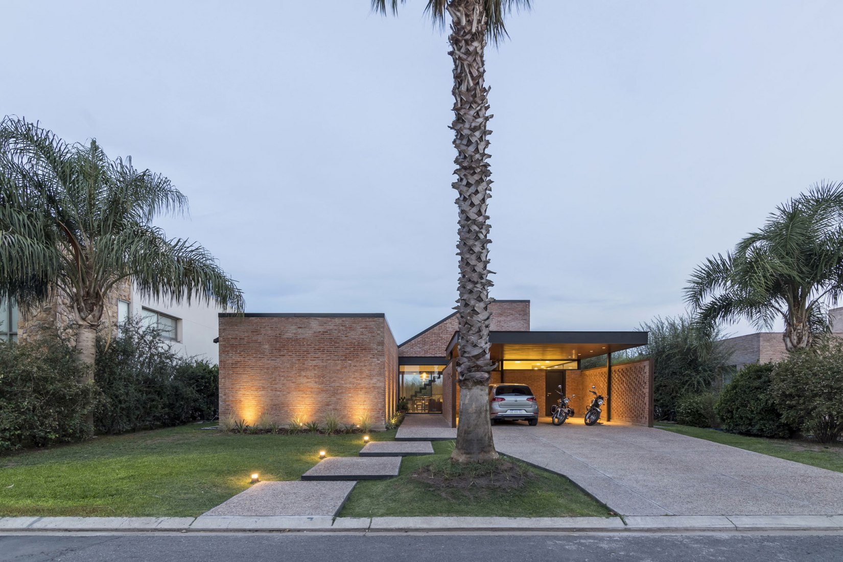 Nigth view. House in San Marino, Funes Hills by Mariel Suárez. Photograph by Ramiro Sosa