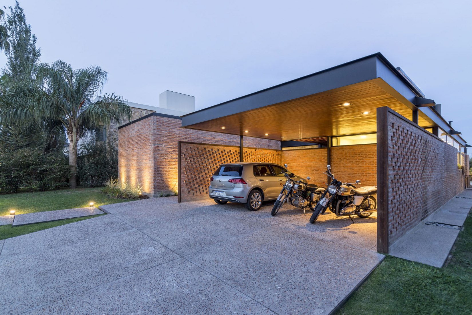 Nigth view. House in San Marino, Funes Hills by Mariel Suárez. Photograph by Ramiro Sosa