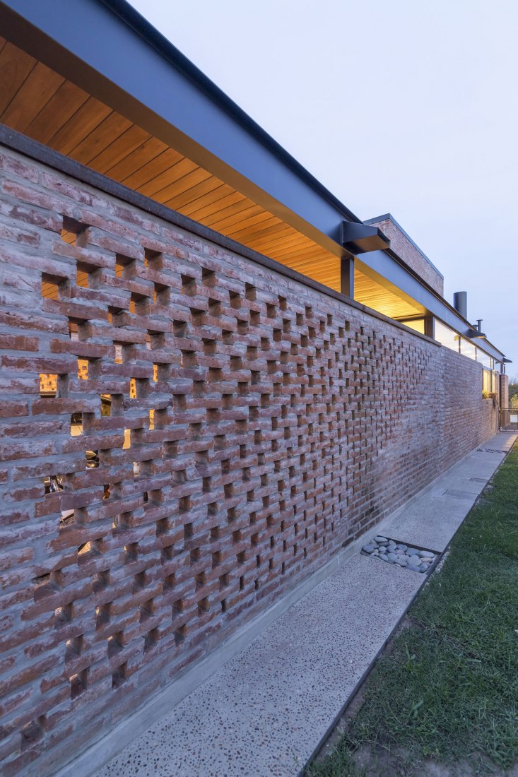 Nigth view. House in San Marino, Funes Hills by Mariel Suárez. Photograph by Ramiro Sosa