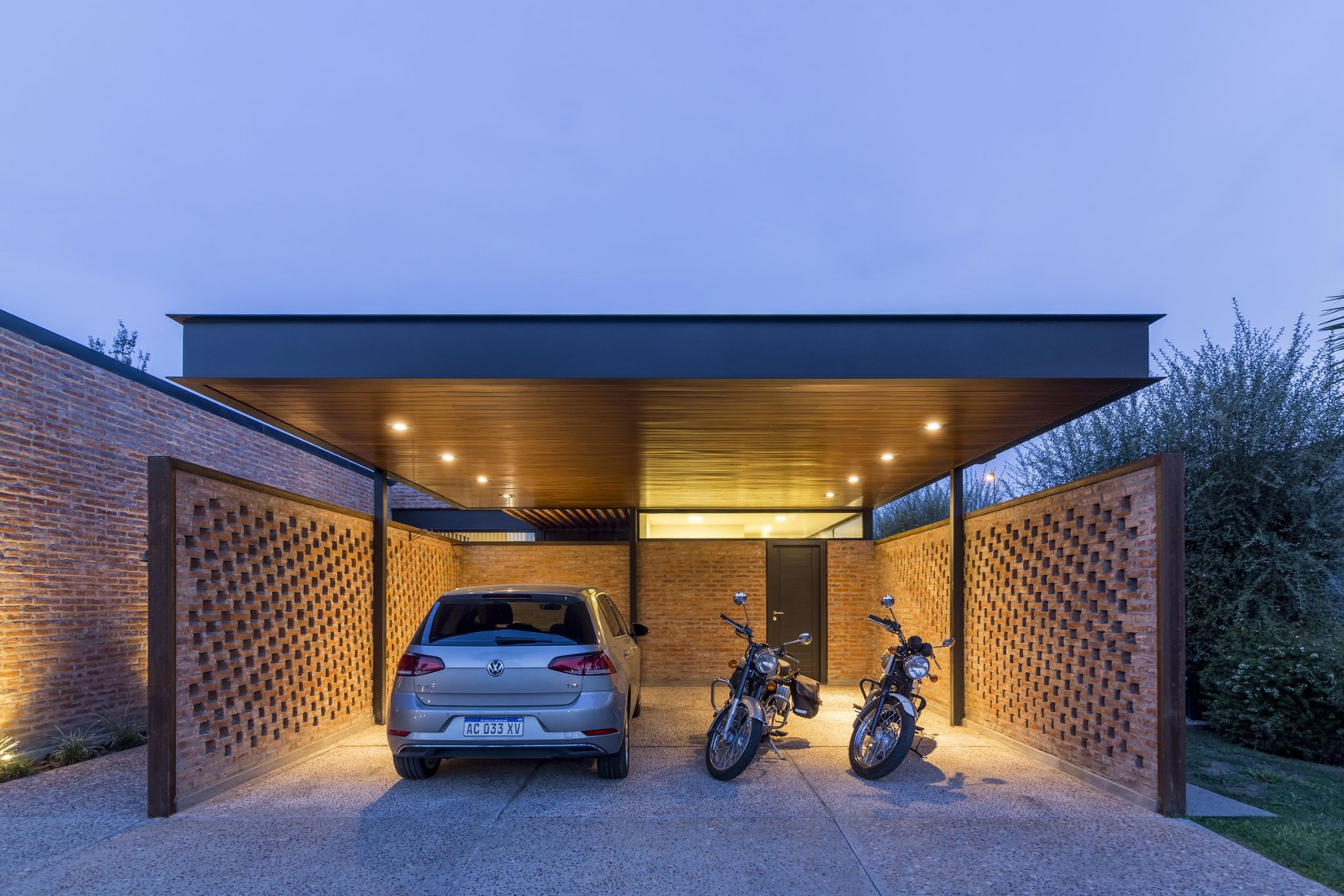 Nigth view. House in San Marino, Funes Hills by Mariel Suárez. Photograph by Ramiro Sosa