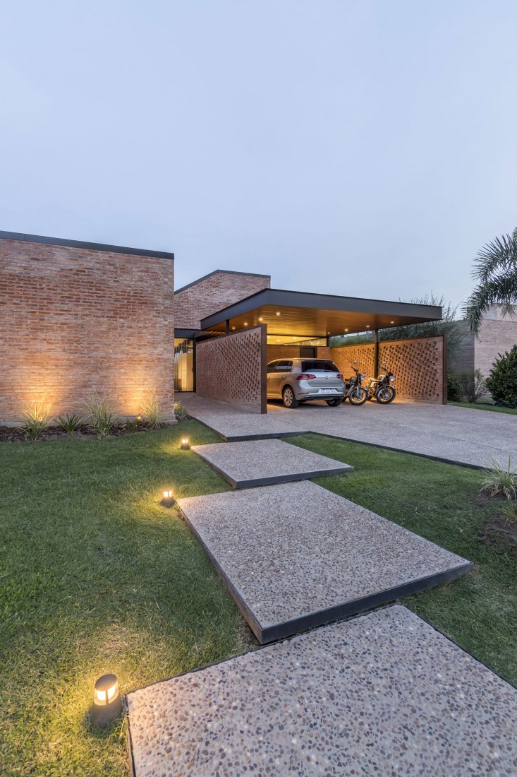 Nigth view. House in San Marino, Funes Hills by Mariel Suárez. Photograph by Ramiro Sosa