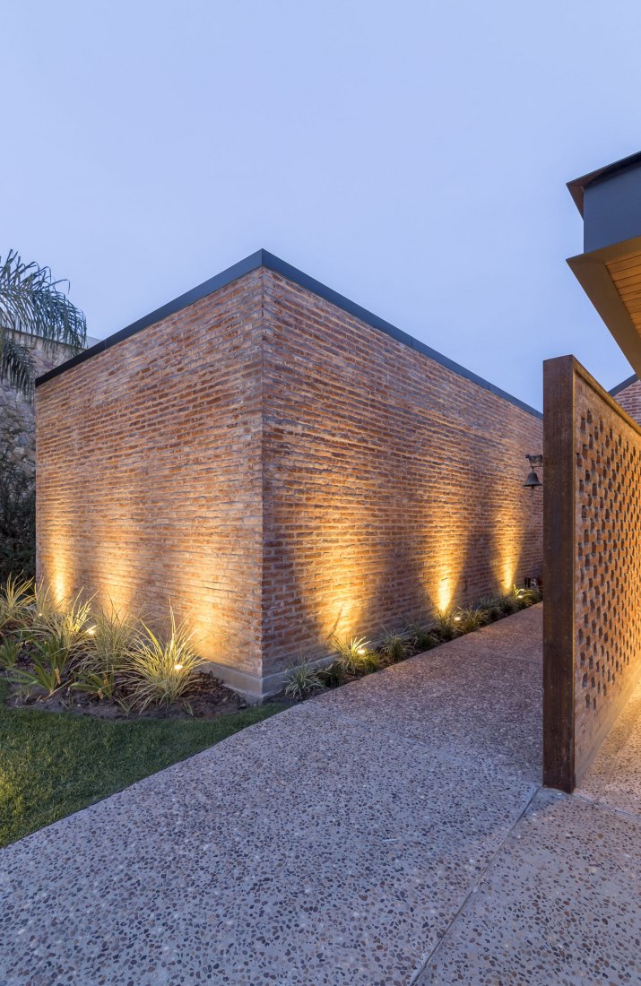 Nigth view. House in San Marino, Funes Hills by Mariel Suárez. Photograph by Ramiro Sosa