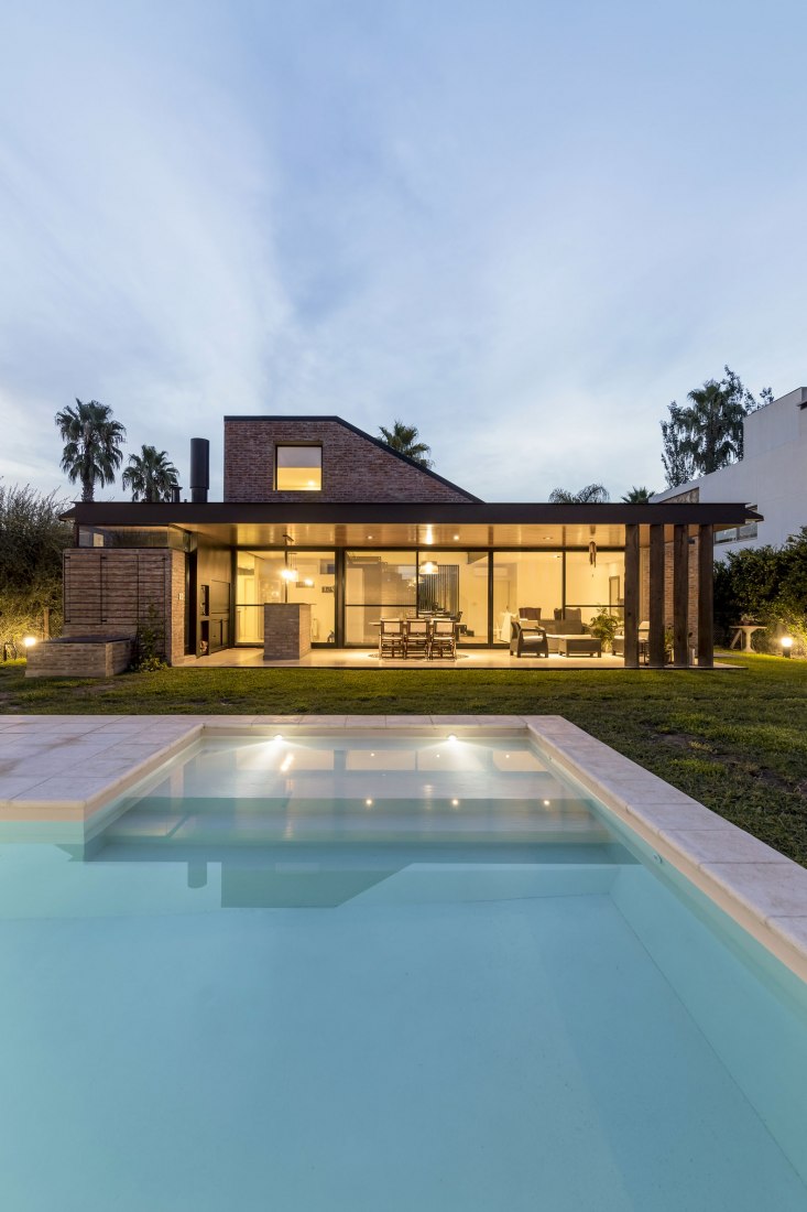 Nigth view. House in San Marino, Funes Hills by Mariel Suárez. Photograph by Ramiro Sosa