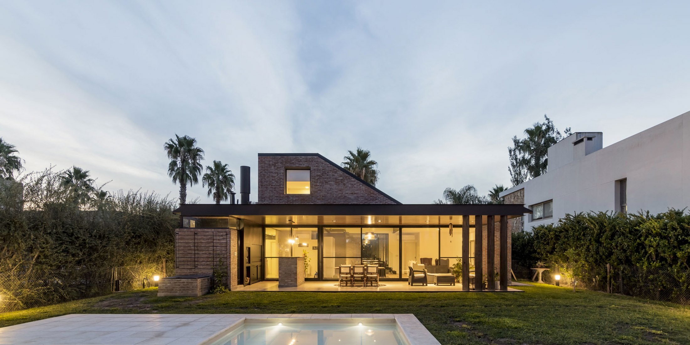 Nigth view. House in San Marino, Funes Hills by Mariel Suárez. Photograph by Ramiro Sosa