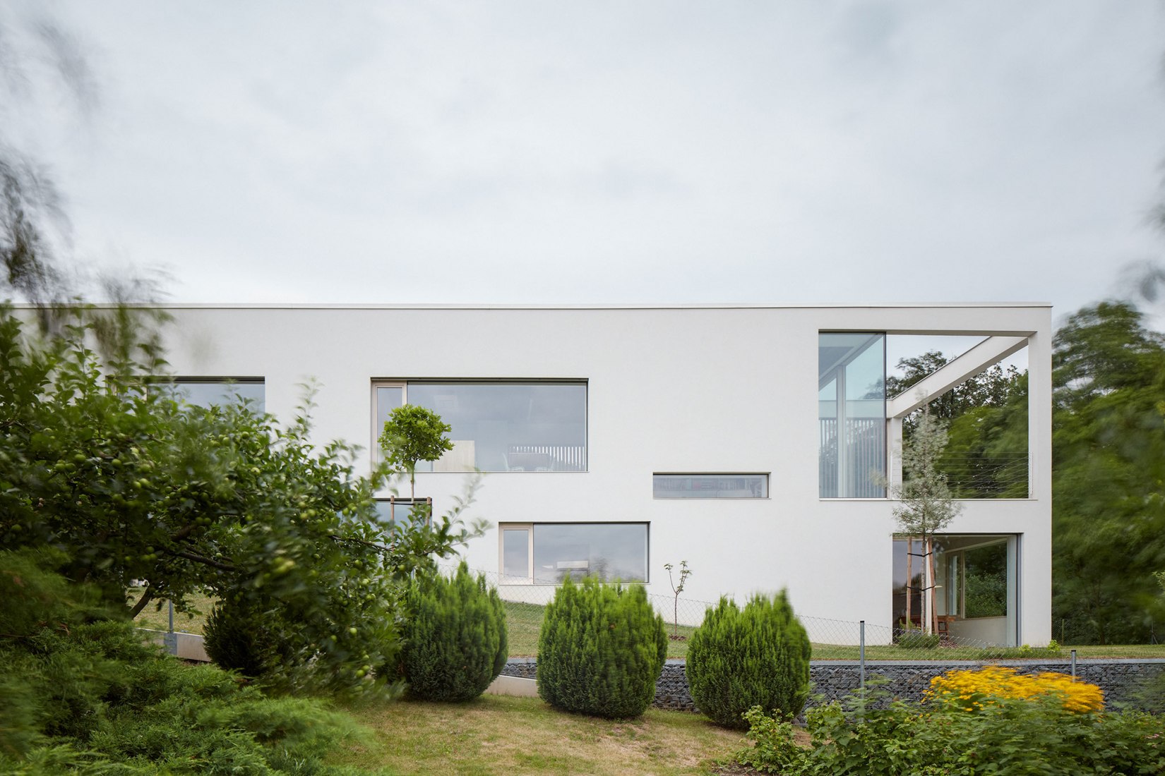 Exterior view. Family House in the Slope by masparti / pavel martinka, ondřej spusta. Photograph by Jakub Skokan, Martin Tůma / BoysPlayNice