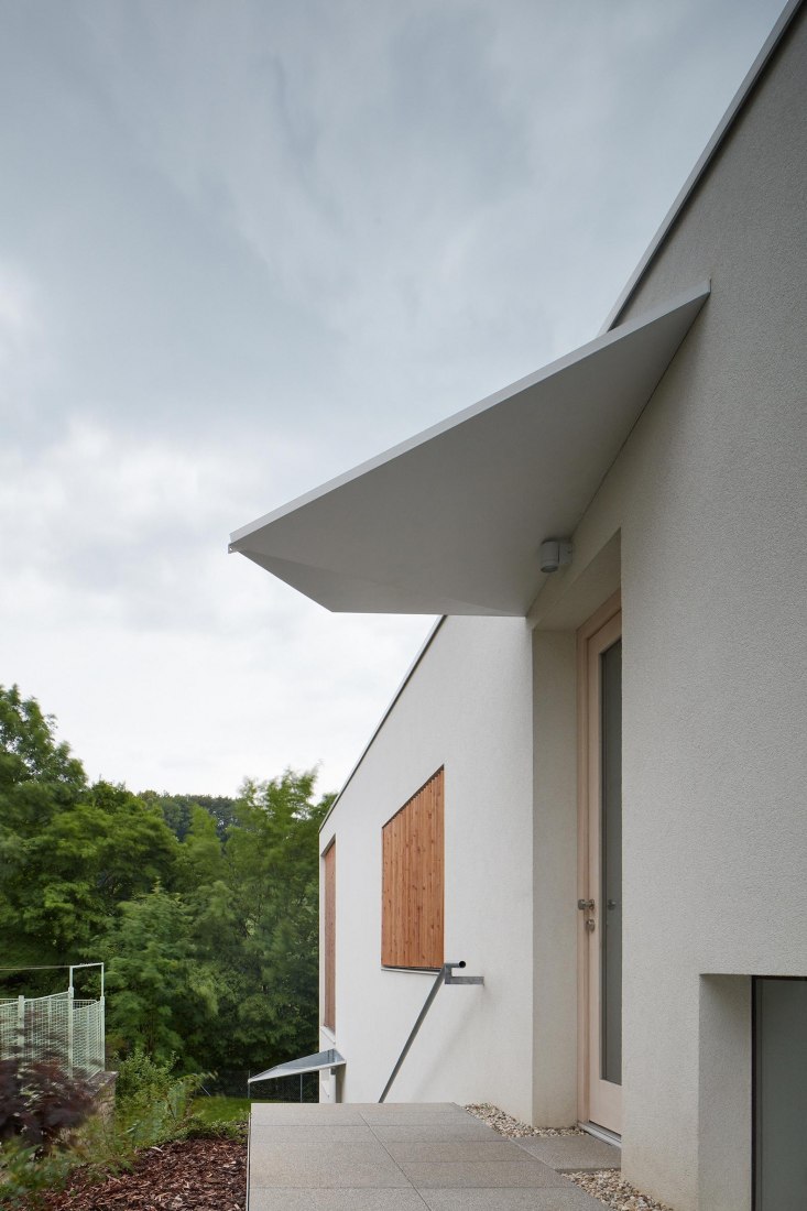 Exterior view. Family House in the Slope by masparti / pavel martinka, ondřej spusta. Photograph by Jakub Skokan, Martin Tůma / BoysPlayNice