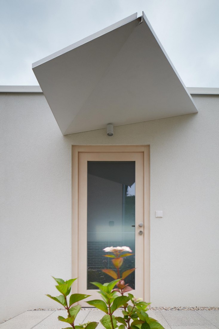 Exterior view. Family House in the Slope by masparti / pavel martinka, ondřej spusta. Photograph by Jakub Skokan, Martin Tůma / BoysPlayNice