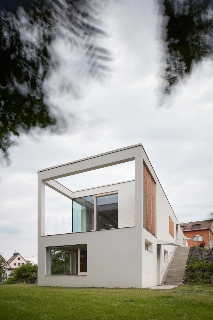 Exterior view. Family House in the Slope by masparti / pavel martinka, ondřej spusta. Photograph by Jakub Skokan, Martin Tůma / BoysPlayNice