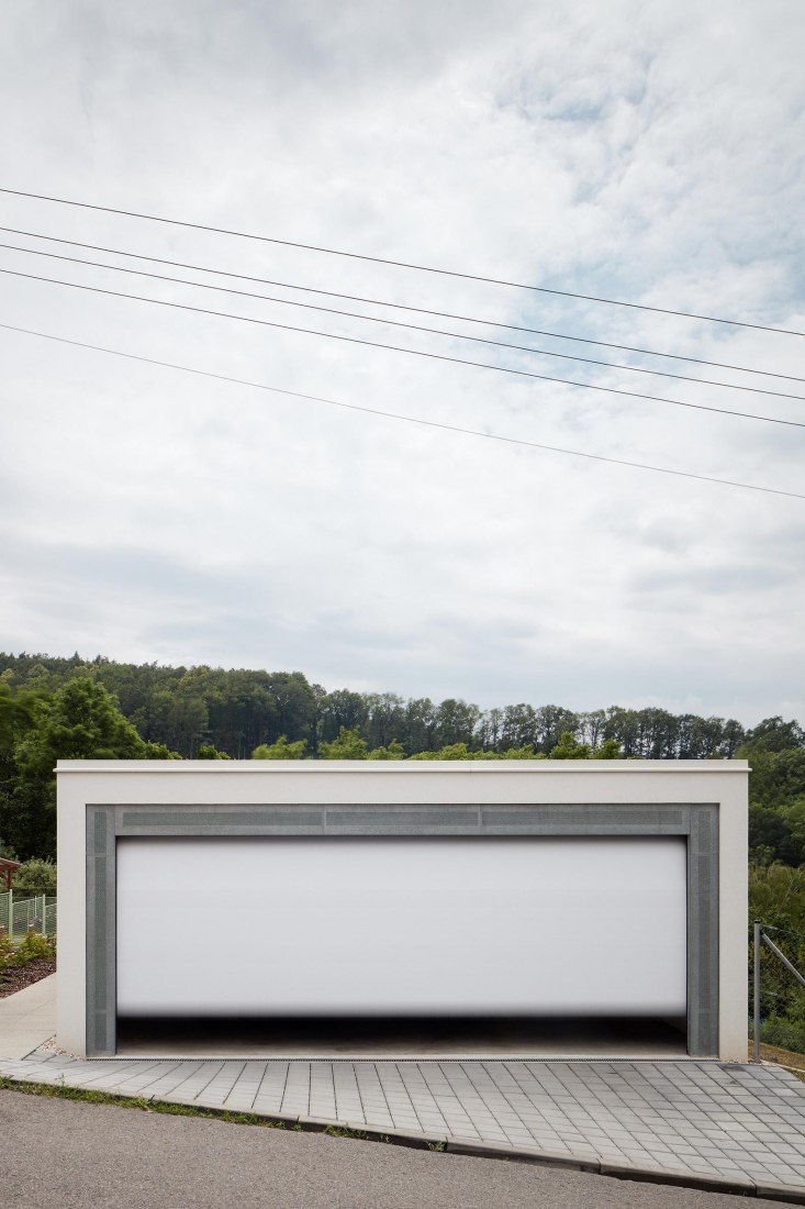 Exterior view. Family House in the Slope by masparti / pavel martinka, ondřej spusta. Photograph by Jakub Skokan, Martin Tůma / BoysPlayNice