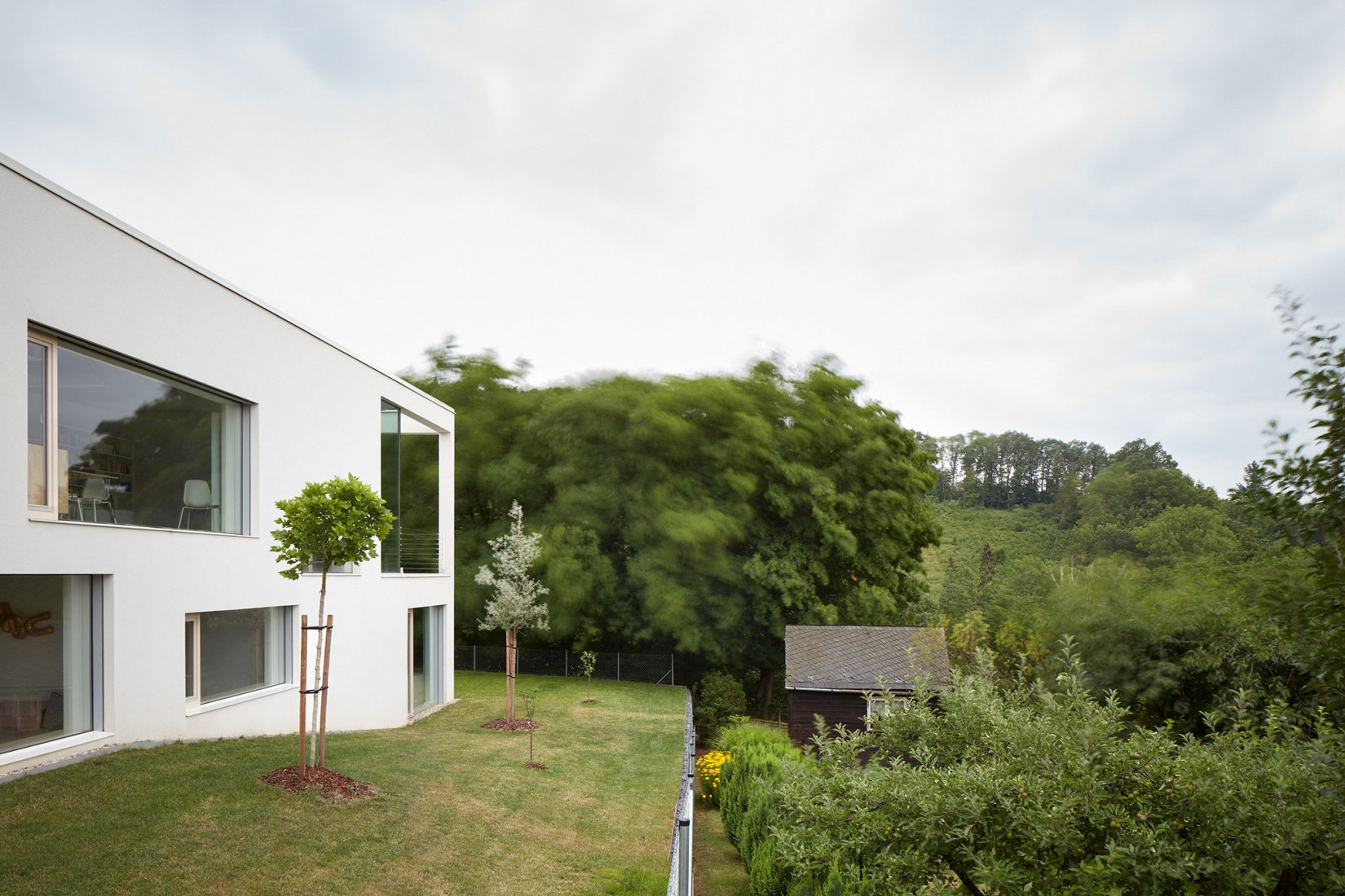 Exterior view. Family House in the Slope by masparti / pavel martinka, ondřej spusta. Photograph by Jakub Skokan, Martin Tůma / BoysPlayNice