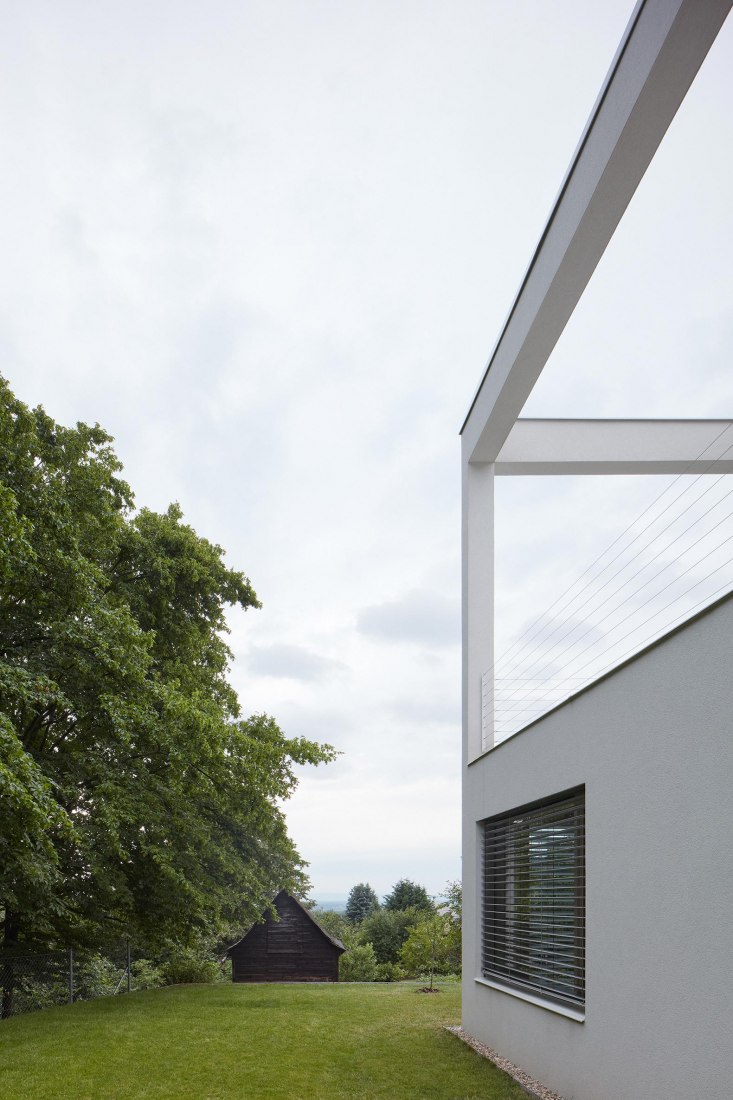 Exterior view. Family House in the Slope by masparti / pavel martinka, ondřej spusta. Photograph by Jakub Skokan, Martin Tůma / BoysPlayNice