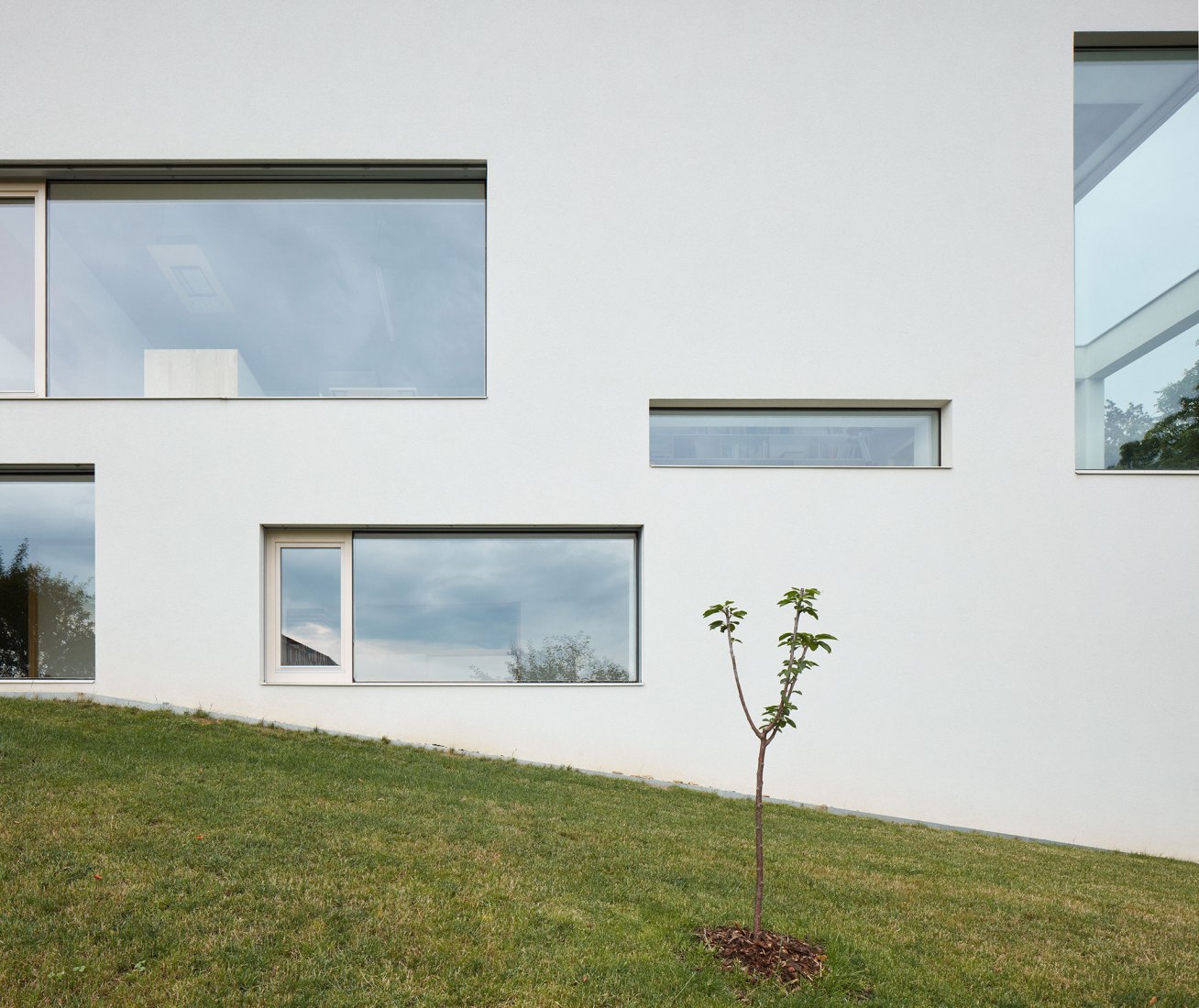 Exterior view. Family House in the Slope by masparti / pavel martinka, ondřej spusta. Photograph by Jakub Skokan, Martin Tůma / BoysPlayNice
