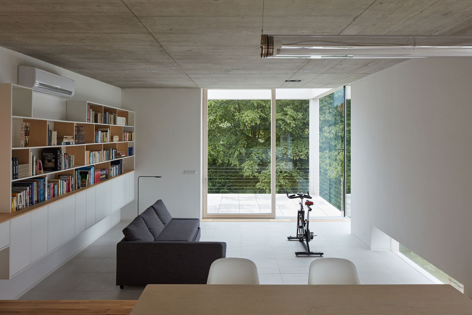 Interior view. Family House in the Slope by masparti / pavel martinka, ondřej spusta. Photograph by Jakub Skokan, Martin Tůma / BoysPlayNice