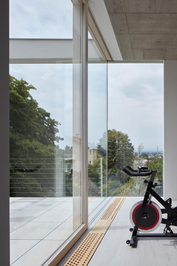 Interior view. Family House in the Slope by masparti / pavel martinka, ondřej spusta. Photograph by Jakub Skokan, Martin Tůma / BoysPlayNice