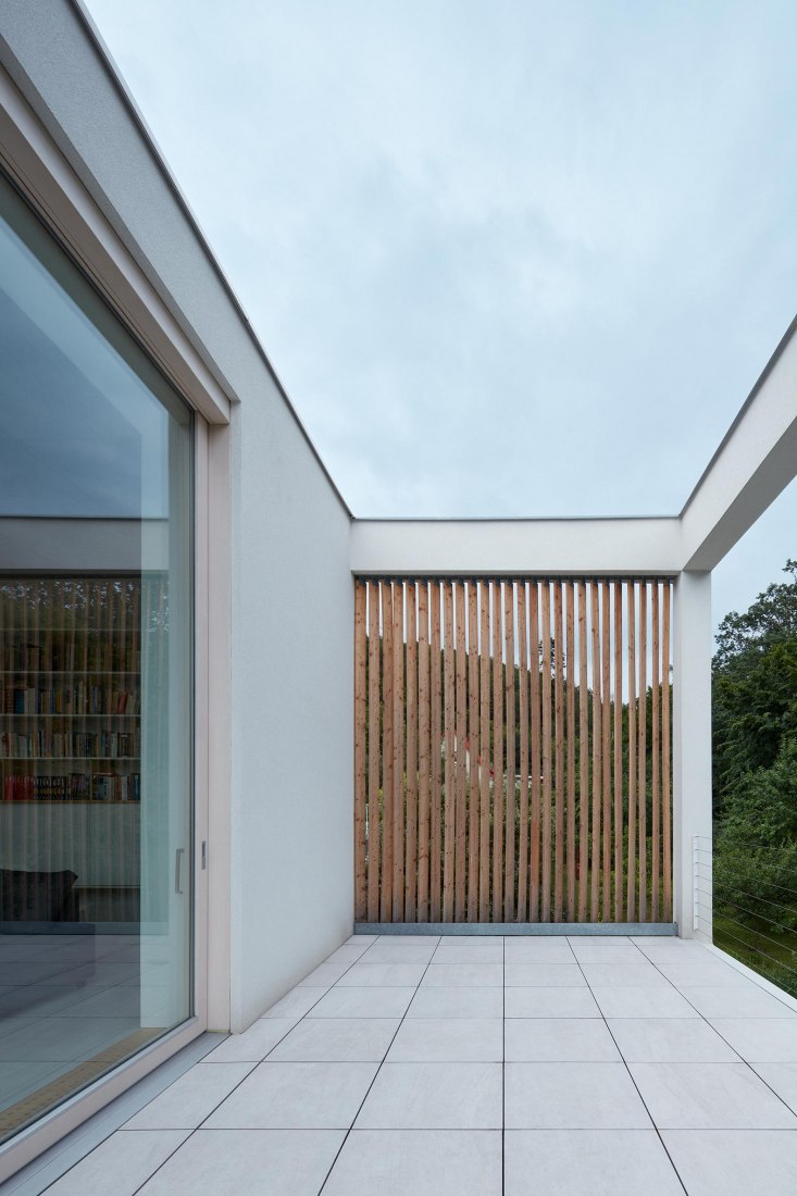 Interior view. Family House in the Slope by masparti / pavel martinka, ondřej spusta. Photograph by Jakub Skokan, Martin Tůma / BoysPlayNice