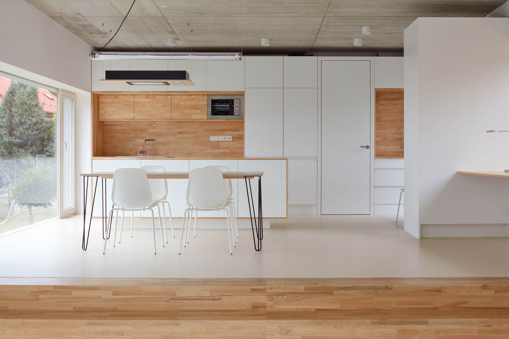 Interior view. Family House in the Slope by masparti / pavel martinka, ondřej spusta. Photograph by Jakub Skokan, Martin Tůma / BoysPlayNice