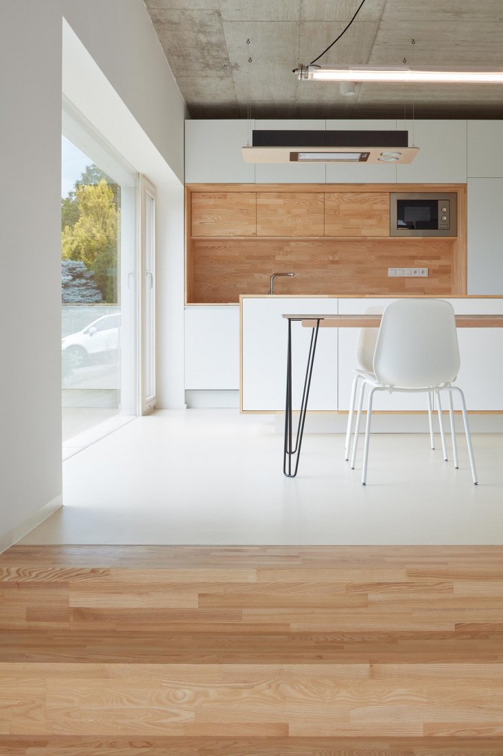 Interior view. Family House in the Slope by masparti / pavel martinka, ondřej spusta. Photograph by Jakub Skokan, Martin Tůma / BoysPlayNice