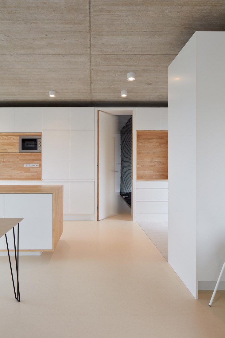 Interior view. Family House in the Slope by masparti / pavel martinka, ondřej spusta. Photograph by Jakub Skokan, Martin Tůma / BoysPlayNice