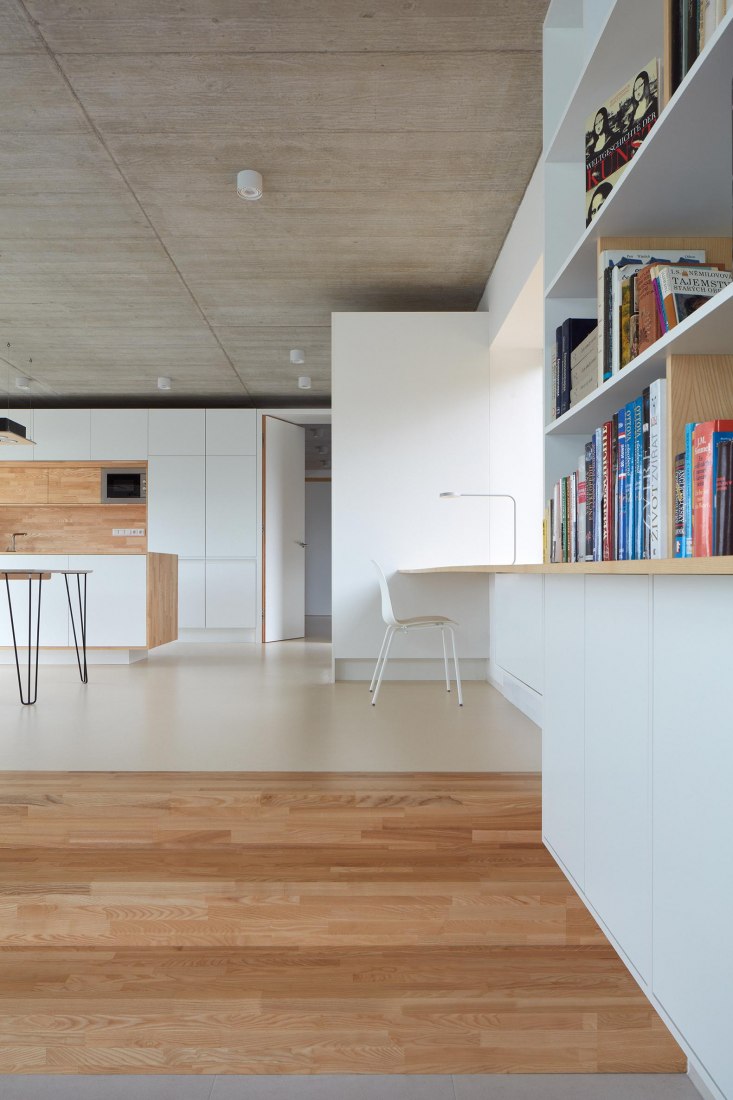 Interior view. Family House in the Slope by masparti / pavel martinka, ondřej spusta. Photograph by Jakub Skokan, Martin Tůma / BoysPlayNice