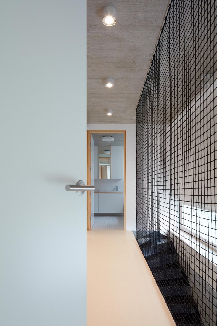 Interior view. Family House in the Slope by masparti / pavel martinka, ondřej spusta. Photograph by Jakub Skokan, Martin Tůma / BoysPlayNice