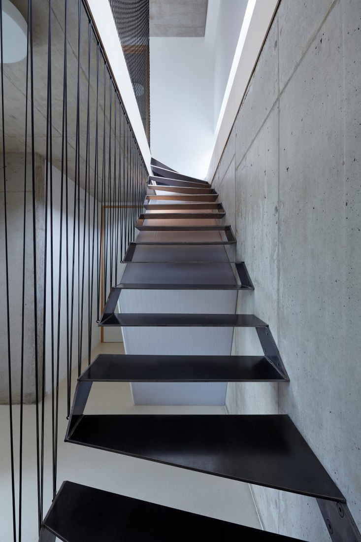 Interior view. Family House in the Slope by masparti / pavel martinka, ondřej spusta. Photograph by Jakub Skokan, Martin Tůma / BoysPlayNice