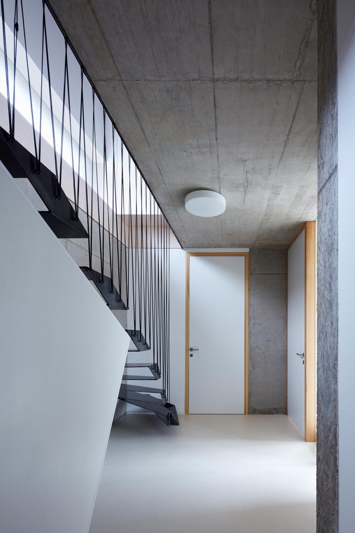 Interior view. Family House in the Slope by masparti / pavel martinka, ondřej spusta. Photograph by Jakub Skokan, Martin Tůma / BoysPlayNice