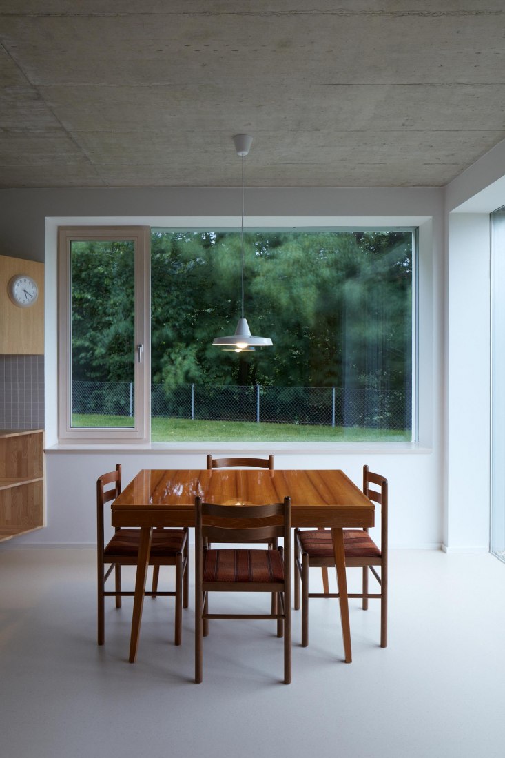 Interior view. Family House in the Slope by masparti / pavel martinka, ondřej spusta. Photograph by Jakub Skokan, Martin Tůma / BoysPlayNice