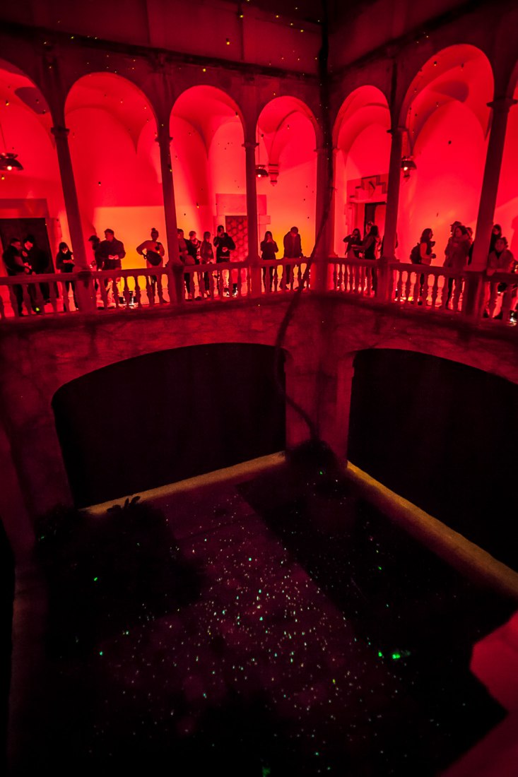 BAÑO DE ROJO - 10 ejemplos de arquitectura efímera para reflexionar sobre el espacio. Fotografía por Pere Albiac
