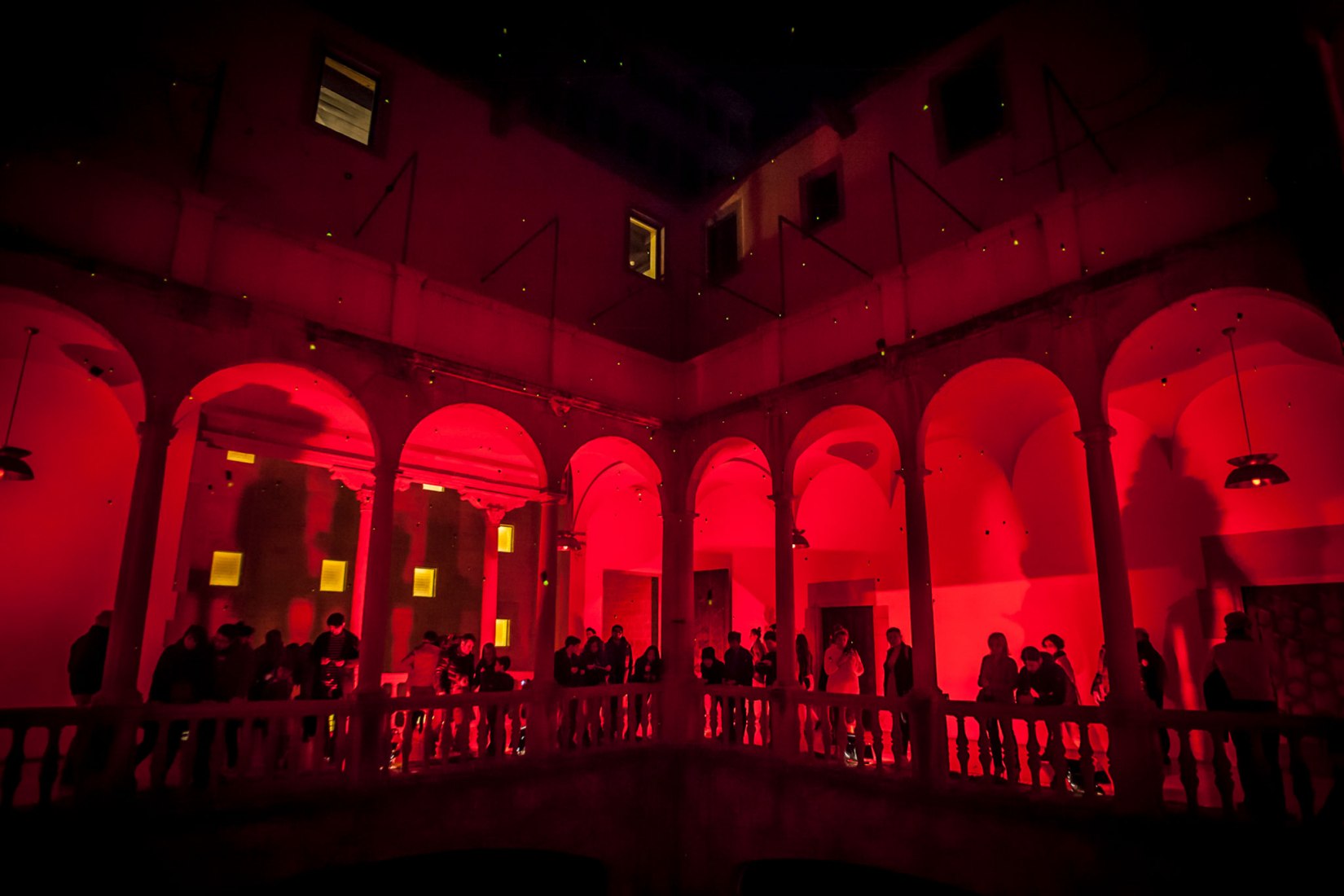 BAÑO DE ROJO - 10 ejemplos de arquitectura efímera para reflexionar sobre el espacio. Fotografía por Pere Albiac