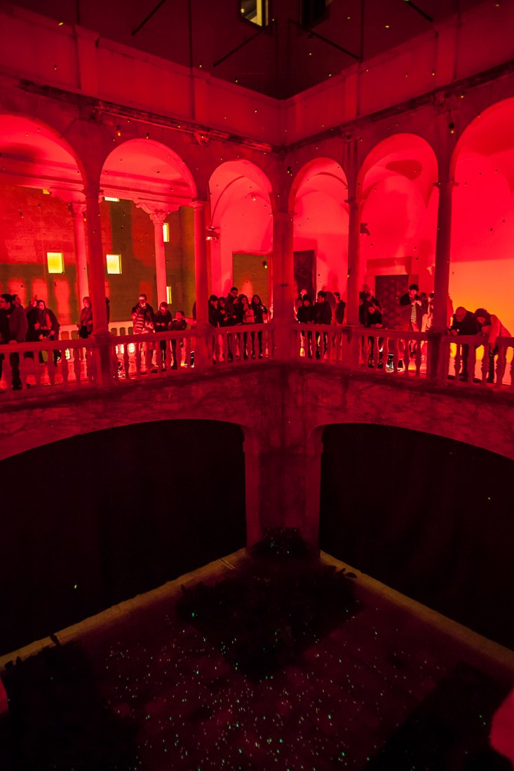 BAÑO DE ROJO - 10 ejemplos de arquitectura efímera para reflexionar sobre el espacio. Fotografía por Pere Albiac