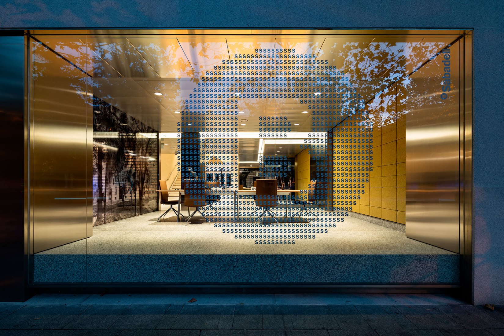 Espacio Banc Sabadell por mateo arquitectura. Fotografía por Pedro Pegenaute.