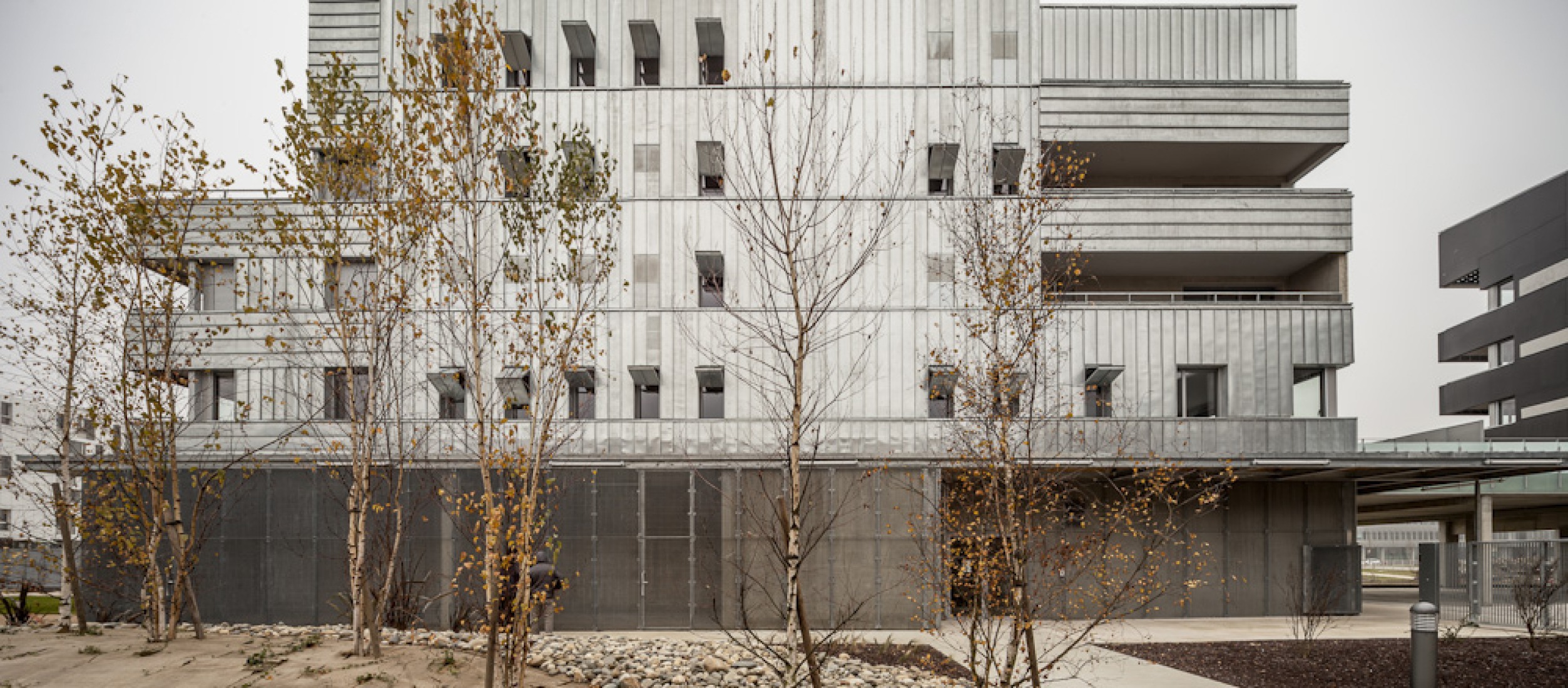 Fachada interior a jardín. Edificios A,B y C. Viviendas en Toulouse por Mateo Arquitectura. Fotografía por Adrià Goula.