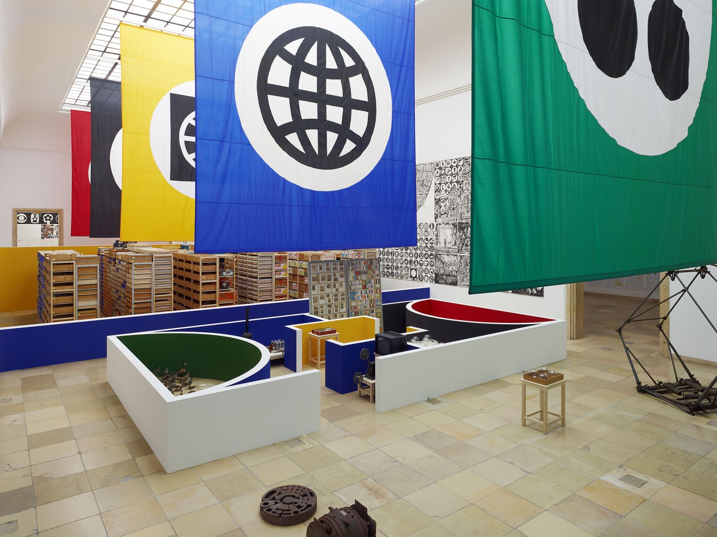 Vista de la exposición, “Matt Mullican: Organizando el Mundo”, Haus der Kunst, Munich, 2011. Cortesía del artista y Mai 36 Galerie, Zurich. Fotografía por Jens Weber