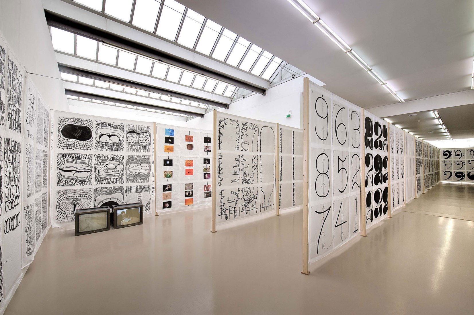 Vista de la exposición, “12 por 2“, Institut d’Art Contemporain, Villeurbanne/Rhône-Alpes, 2010. Courtesía del artista y Mai 36 Galerie, Zurich. Fotografía por Blaise Adilon